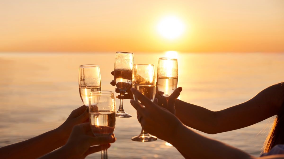 women-drinking-champagne